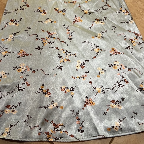 EUC Kimchi Blue satin floral dress - Picture 6 of 9